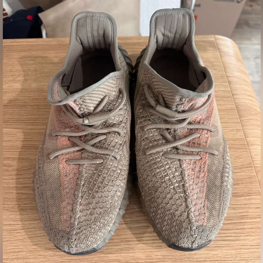 adidas Yeezy Boost 350 V2
Sand Taupe